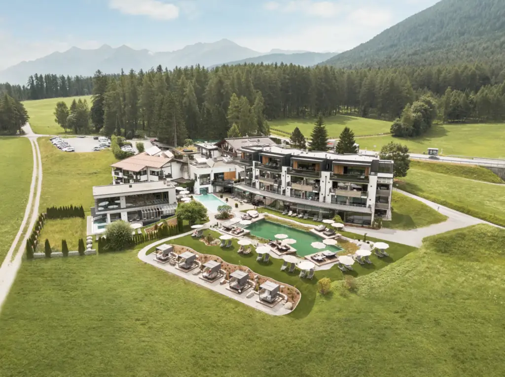 Luxuriöses Hotel in alpiner Landschaft, Luftaufnahme
