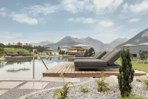 Sonnenliegen am Pool mit Bergblick