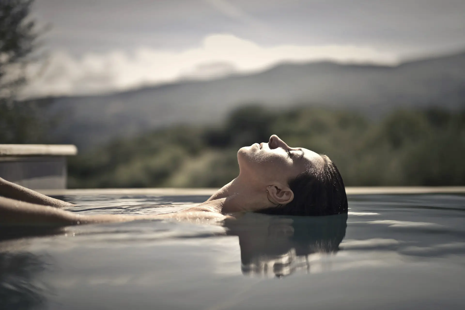 Foto von Andrea Piacquadio: https://www.pexels.com/de-de/foto/selektiver-fokus-seitenansicht-foto-einer-frau-mit-geschlossenen-augen-die-ihren-kopf-im-wasser-ruht-3764499/