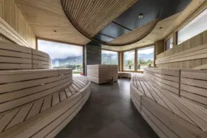 Moderne Holzsauna mit Bergblick.