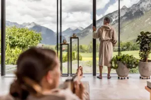 Person entspannt in Berglandschaft am Fenster