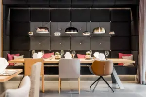 Modernes Restaurantinterieur mit stilvoller Beleuchtung