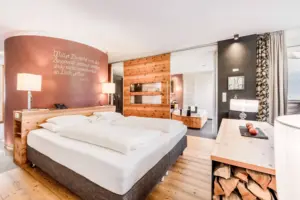 Modernes Hotelzimmer mit Holzdekor und Doppelbett