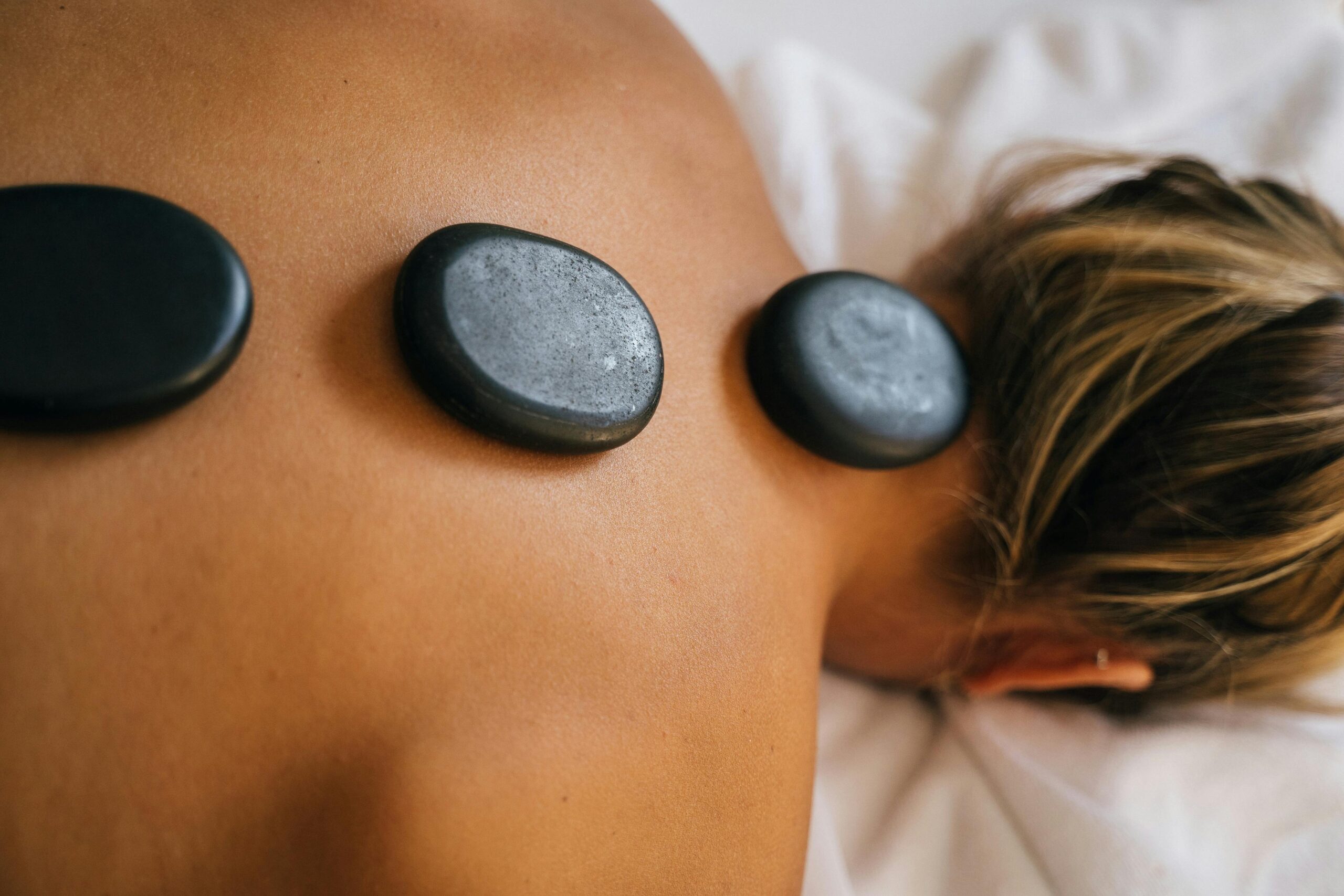 Hot-Stone-Massage-Rückenbehandlung