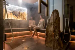 Zwei Personen entspannen im Dampfbad