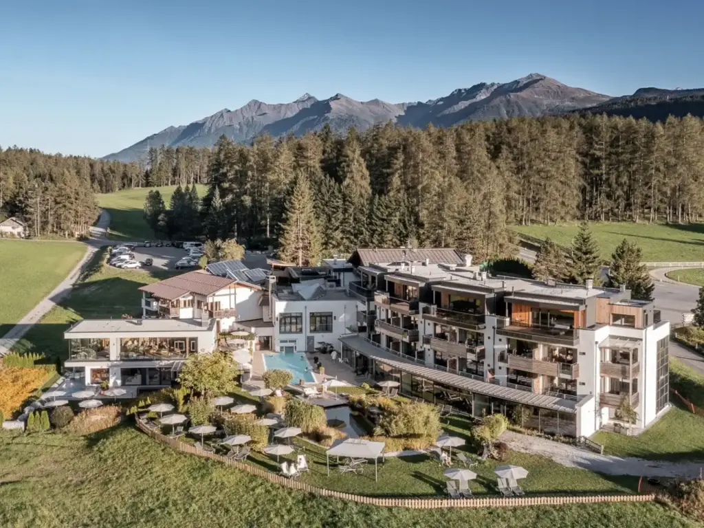 Berghotel im Wald mit Bergblick
